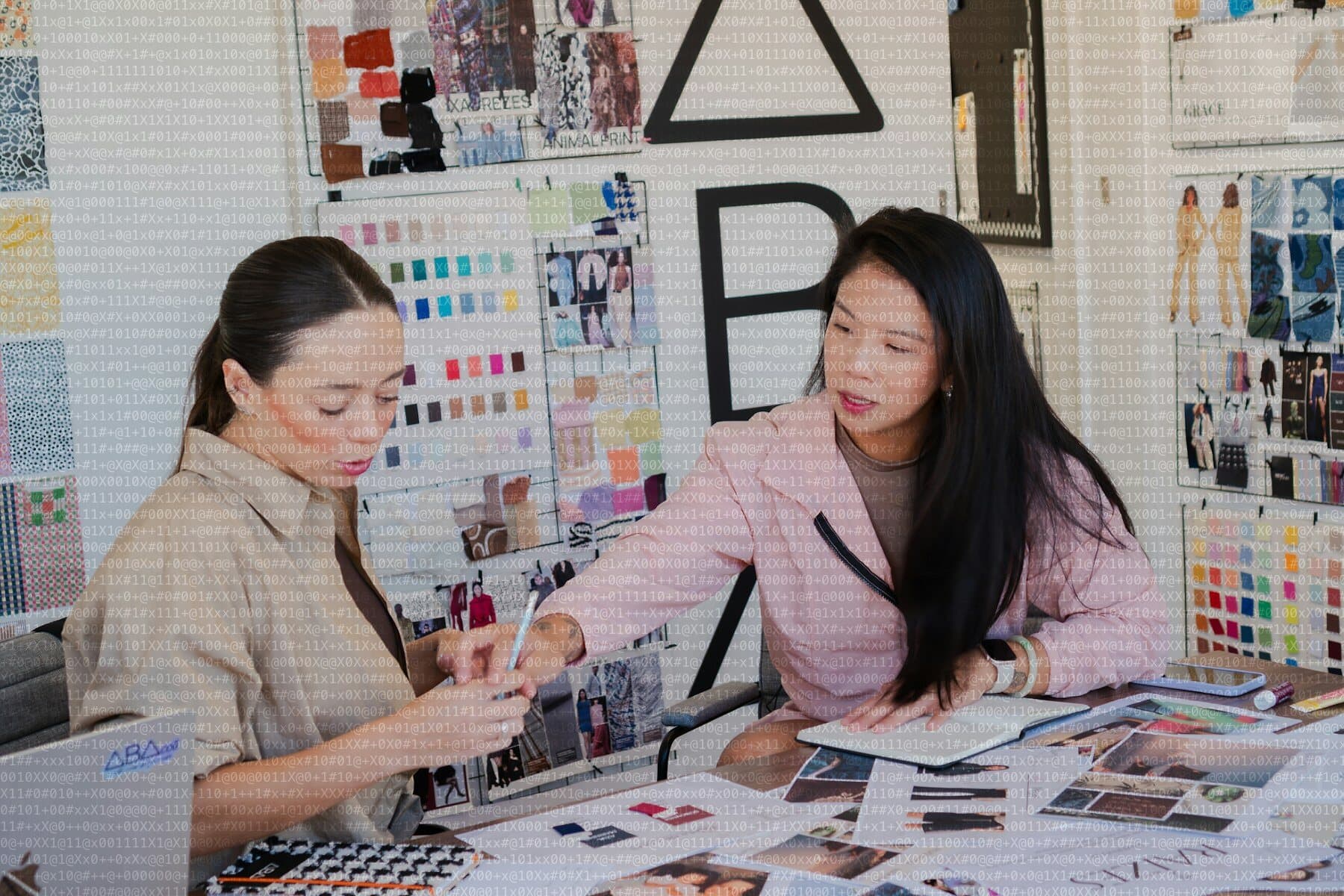 Dos diseñadoras revisando muestras de color delante de un moodboard
