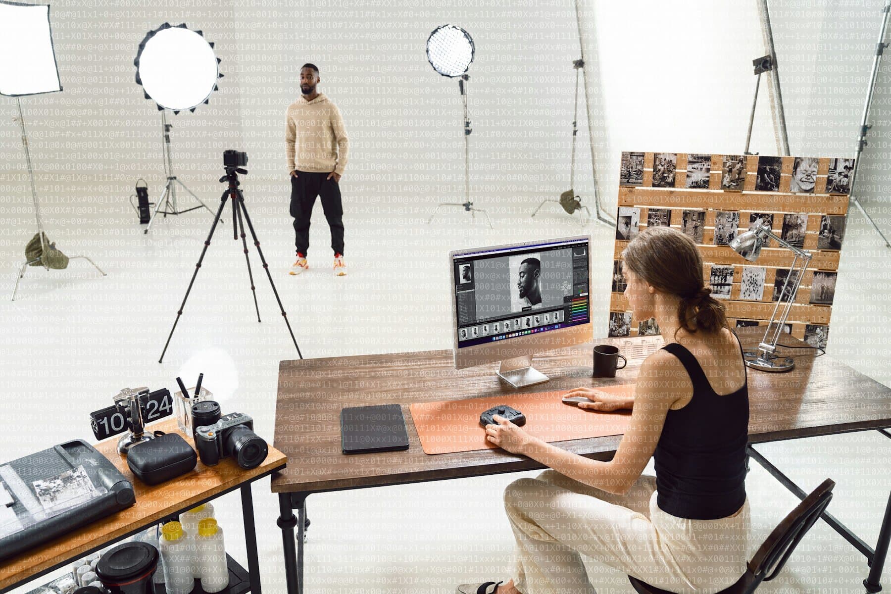 Diseñadora editando en su mesa durante una sesión de fotos en un estudio blanco
