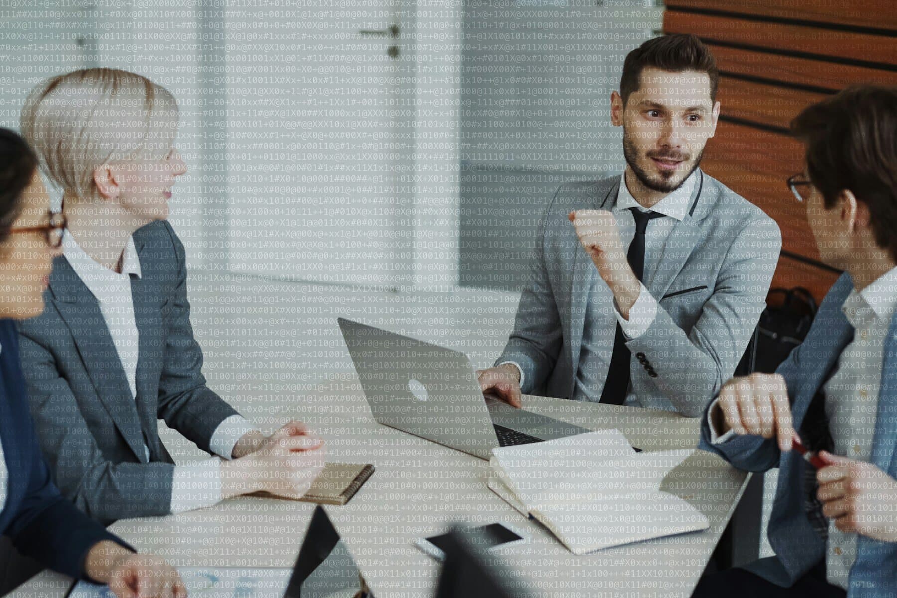 Reunión comercial con portátiles en una mesa de oficina