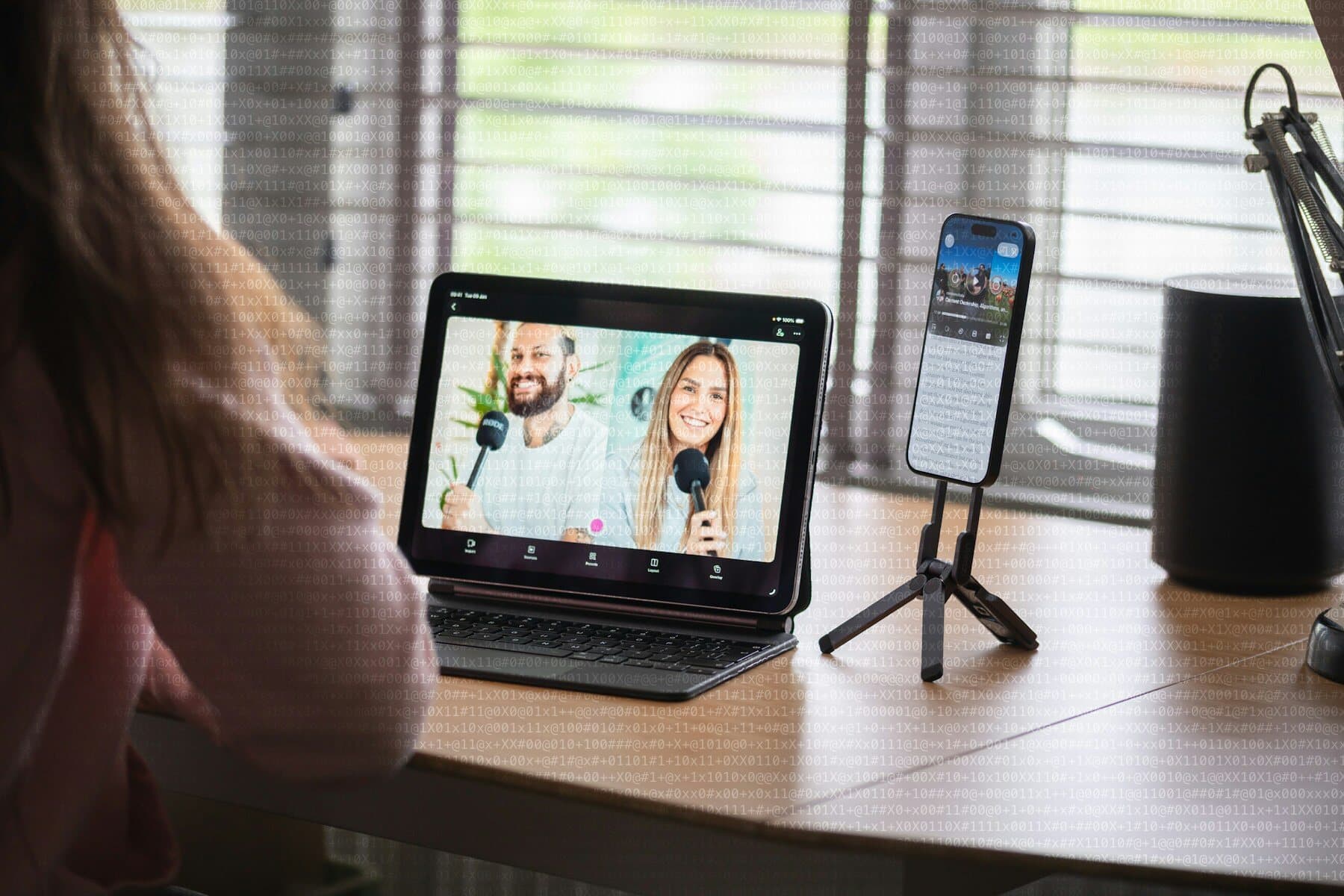 Videollamada en una tableta sobre un escritorio, junto a un móvil en un trípode