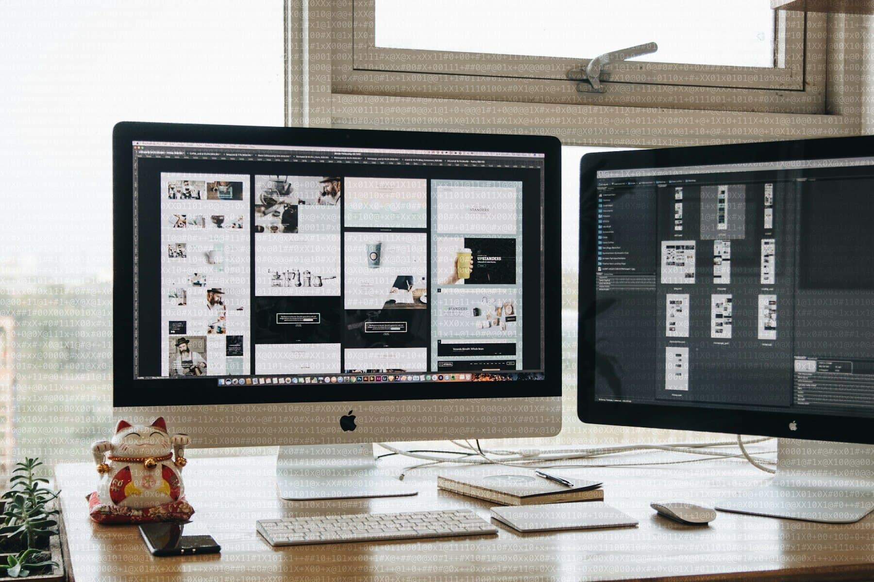 Escritorio con dos monitores mostrando diseños de páginas web