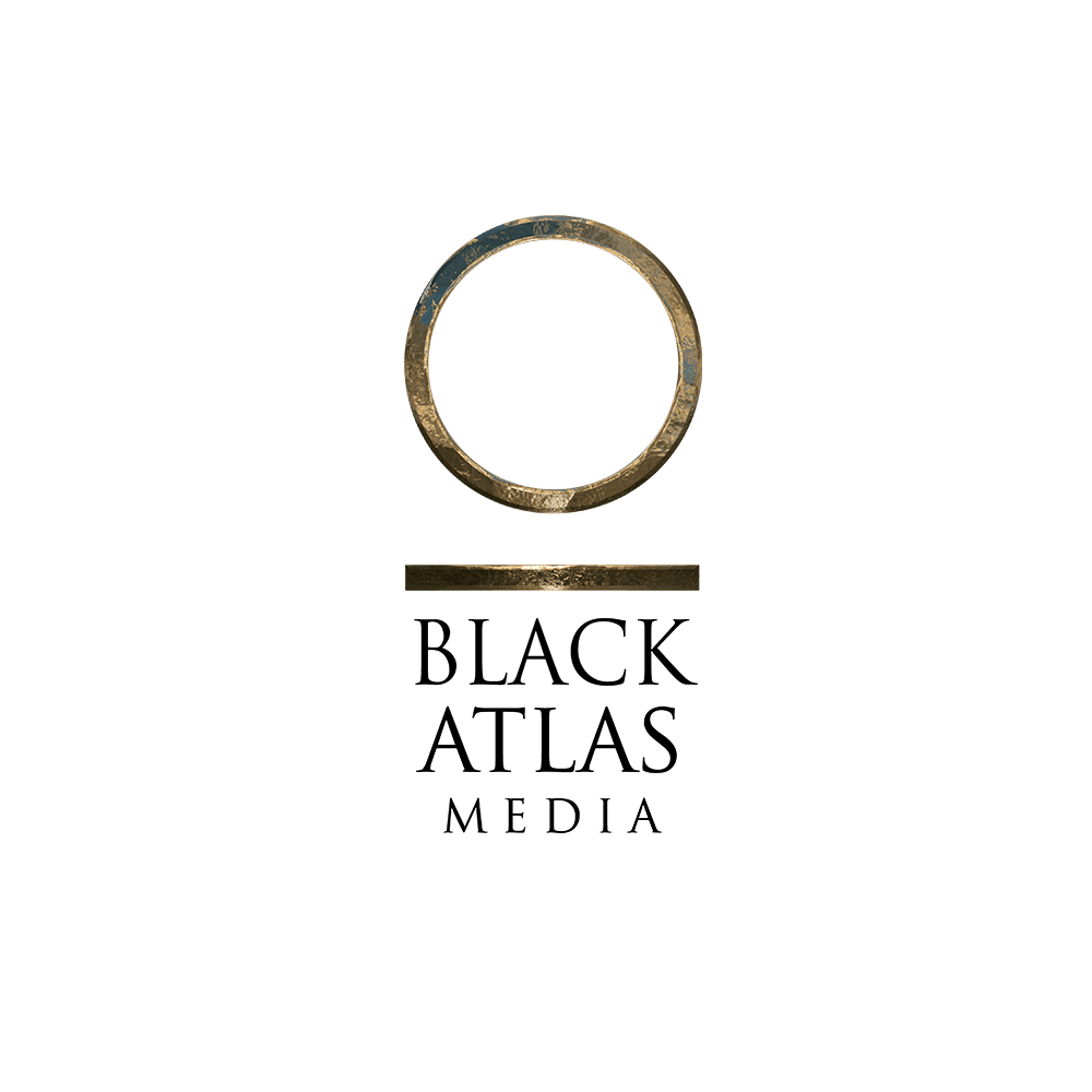 Logotipo de Black Atlas Media: anillo dorado sobre una barra y el nombre en versales